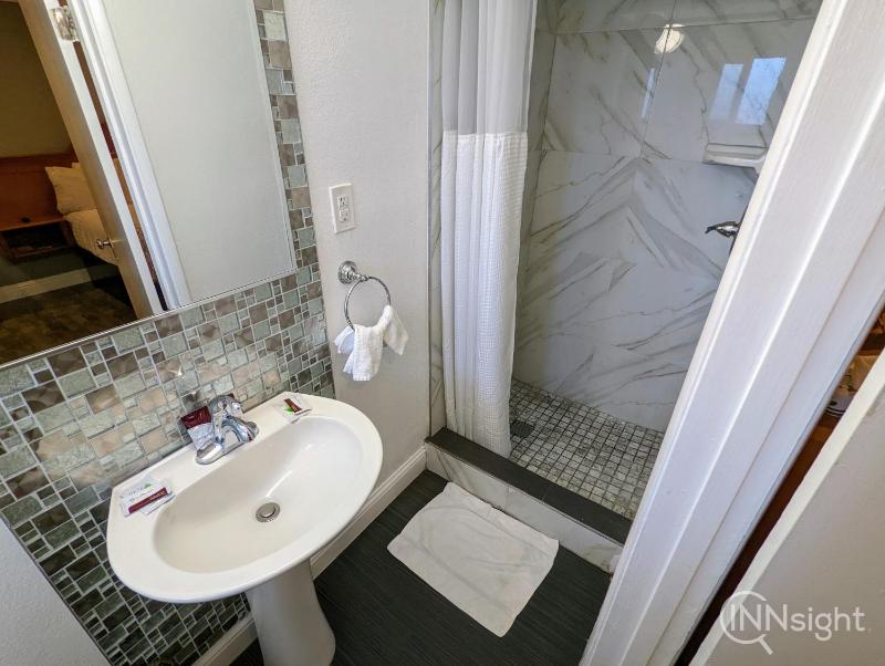 Queen Room image 1