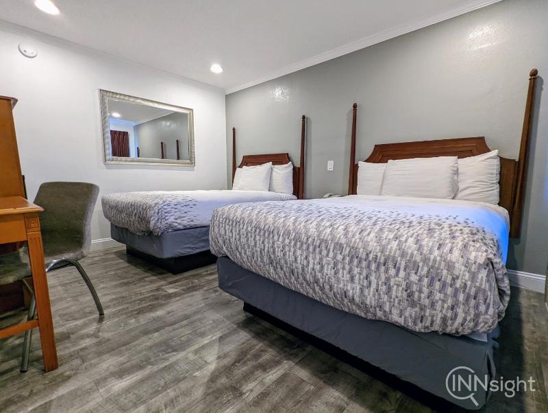 Standard Twin Room image 4