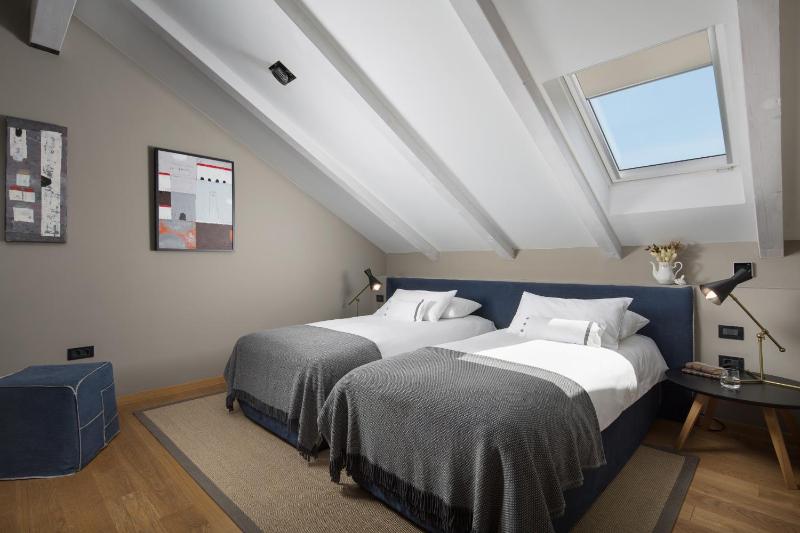 Deluxe Double Room - Main Building image 4