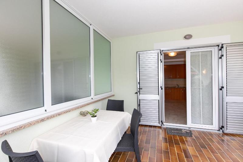 One-Bedroom Apartment image 2