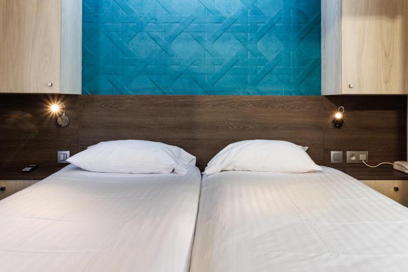 Standard Twin Room image 3
