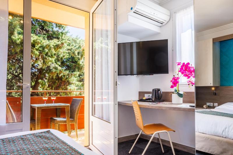 Double Room with Balcony image 2