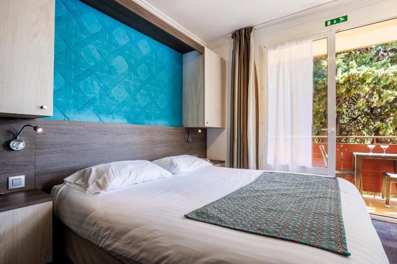 Double Room with Balcony image 3