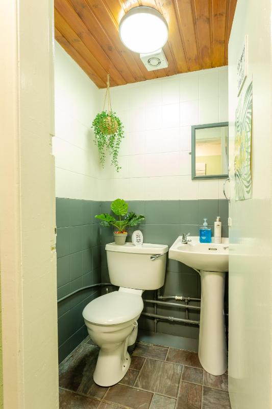 Twin Room with Shared Bathroom image 2