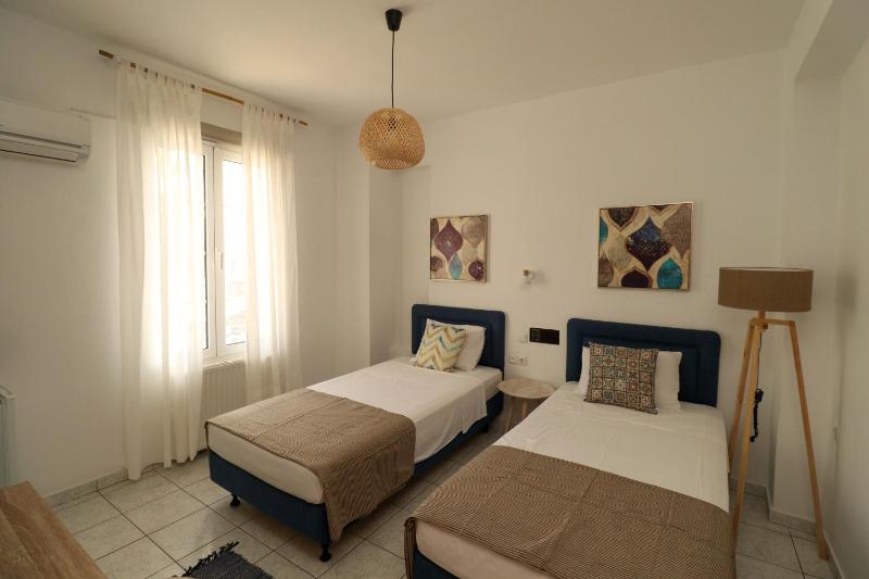 Standard Twin Room image 3