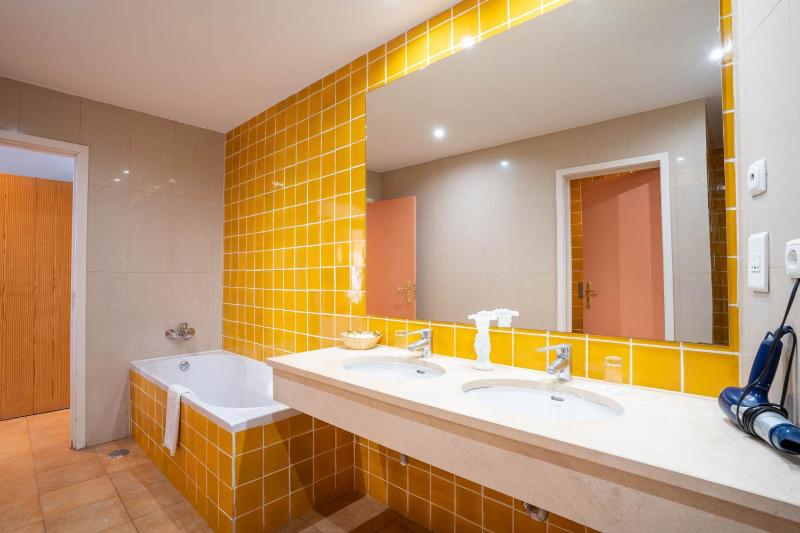 Double Room with Sea View image 4