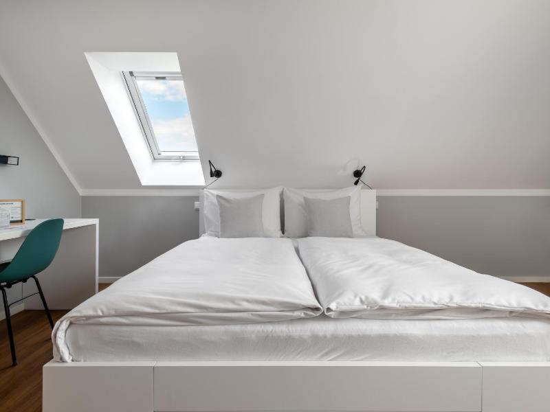 Large Studio with Kitchenette and Balcony image 3