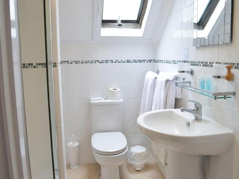 Twin Room with Shower image 2
