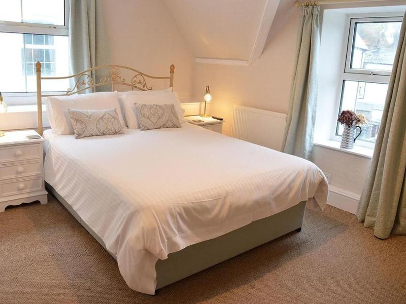 Superior King Room image 4