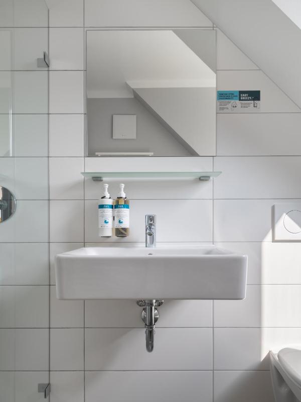Large Studio with Kitchenette image 4