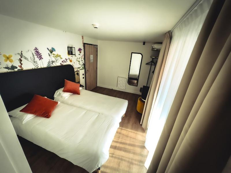 Classic Double Room City Side image 4