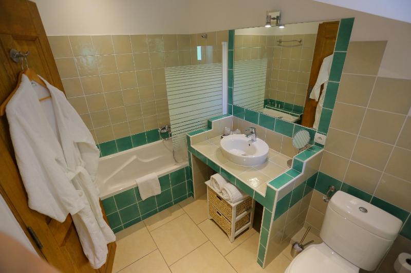 Classic Double Room image 3