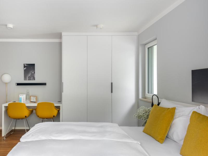 Large Studio with Kitchenette image 2