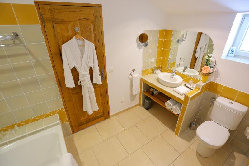 Double Room with Pool View image 2