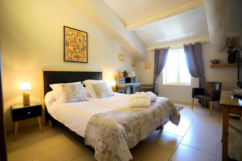 Double Room with Pool View image 1