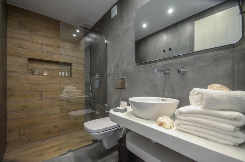 Superior Triple Room image 4