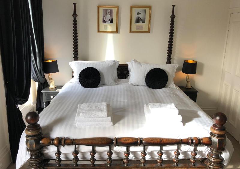 Deluxe Queen Room image 1