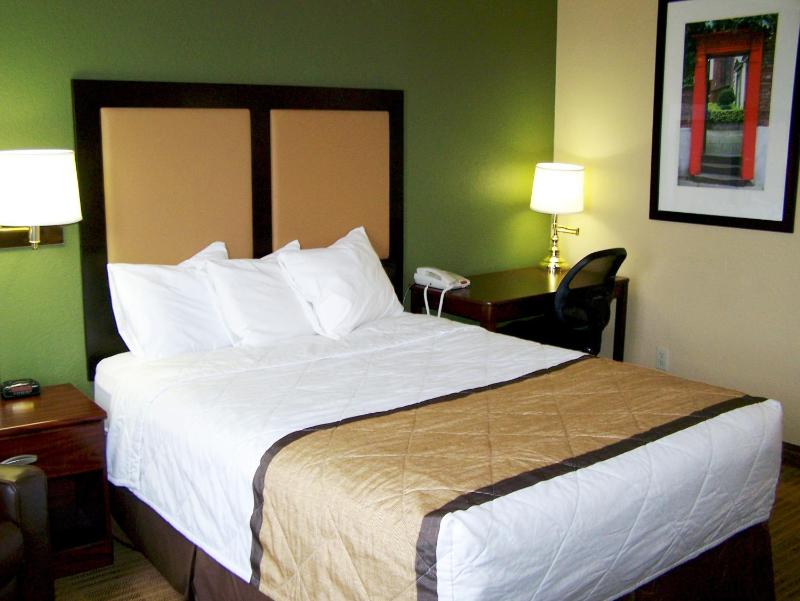 Deluxe Studio with one queen bed - Non-Smoking image 4