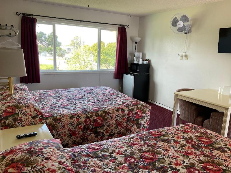 Queen Room with Two Queen Beds image 3