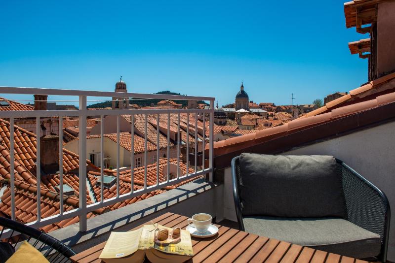 Luxury Duplex Apartment with Terrace and Sea View image 3