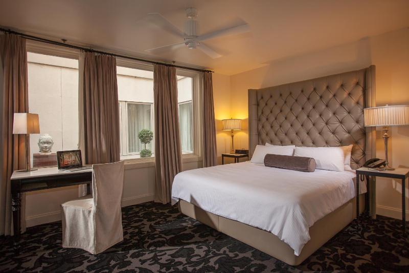 King Room with Garden View image 3