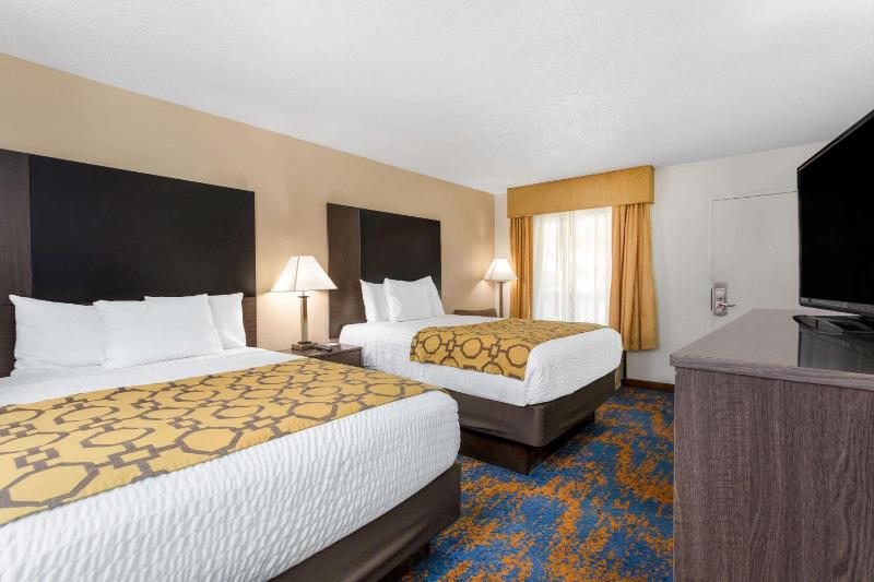 Queen Room with Two Queen Beds - Non-Smoking image 3