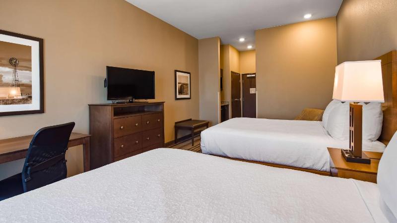 Queen Room with Two Queen Beds - Non-Smoking image 4
