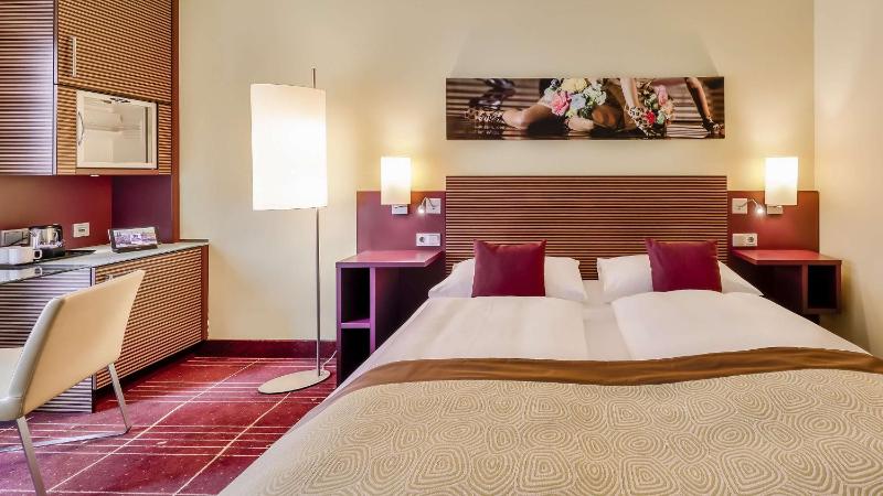 Standard Twin Room image 3