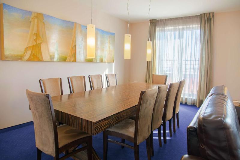 Panoramic Suite with Jacuzzi image 4