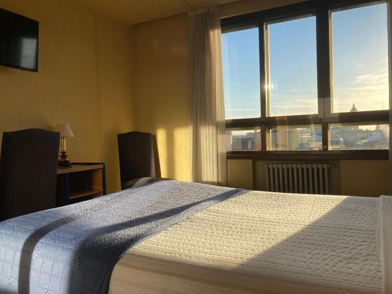 Double Room image 4