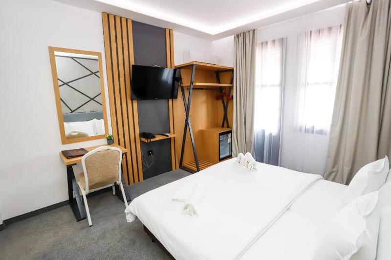 Deluxe Double or Twin Room image 1