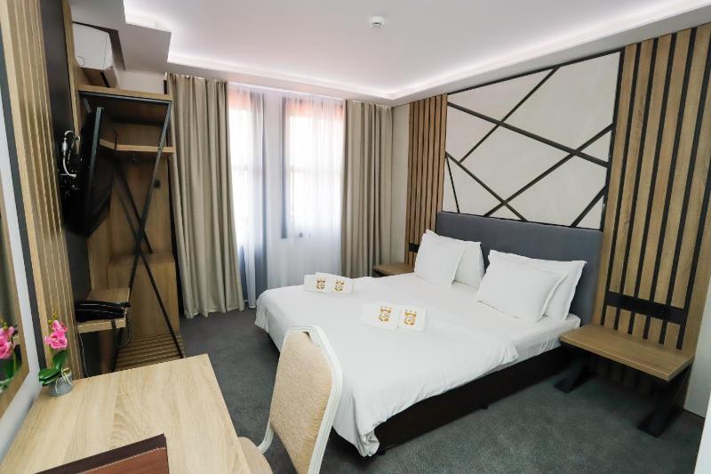 Deluxe Double or Twin Room image 4