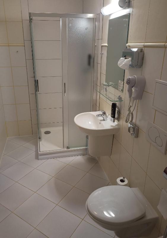 Standard Double Room image 3
