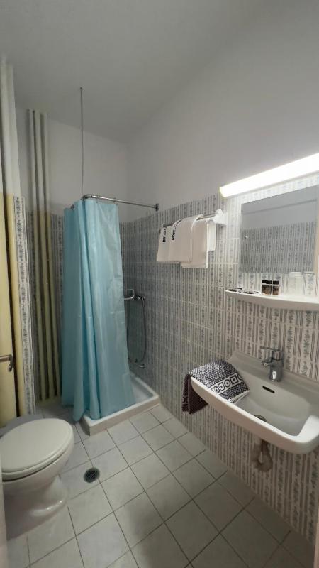 Standard Triple Room image 2