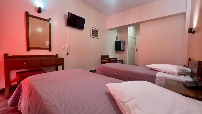 Standard Twin Room image 4