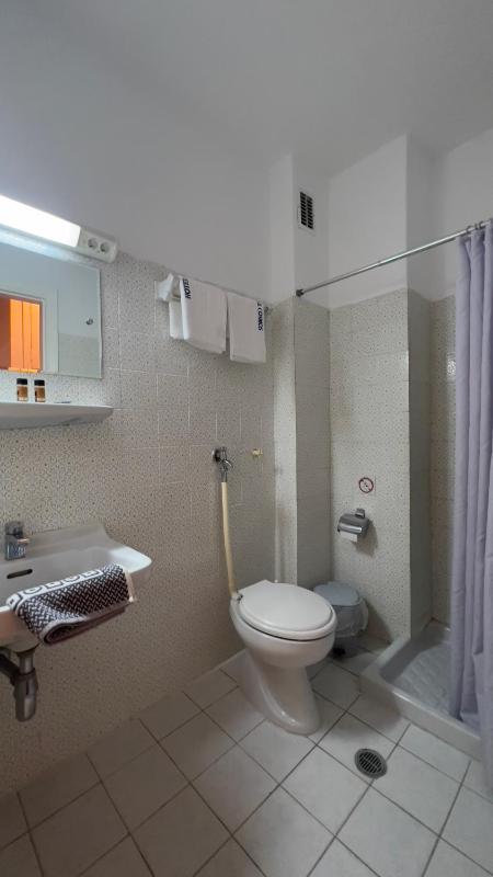 Standard Twin Room image 4