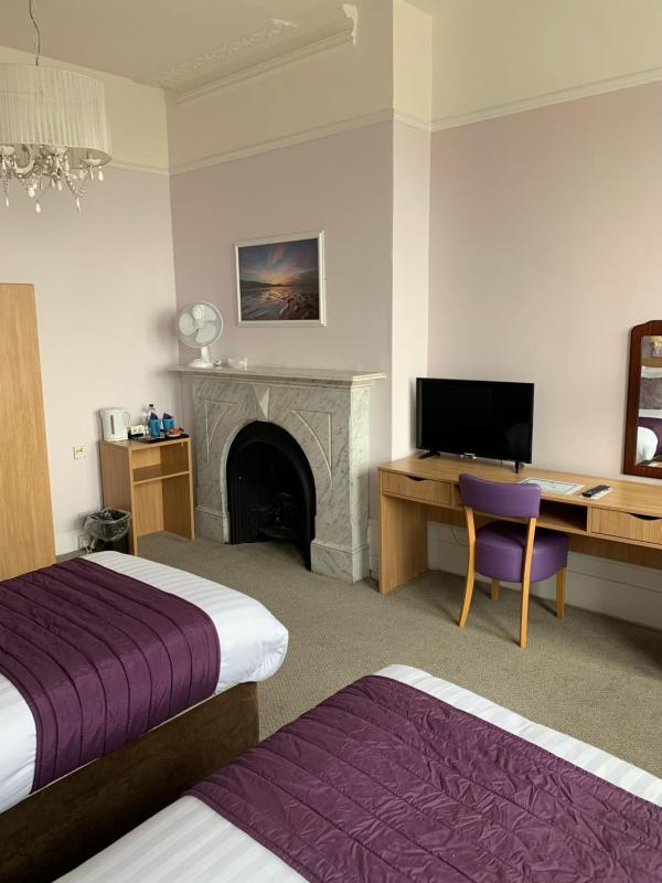 Superior Twin Room with Sea View image 4