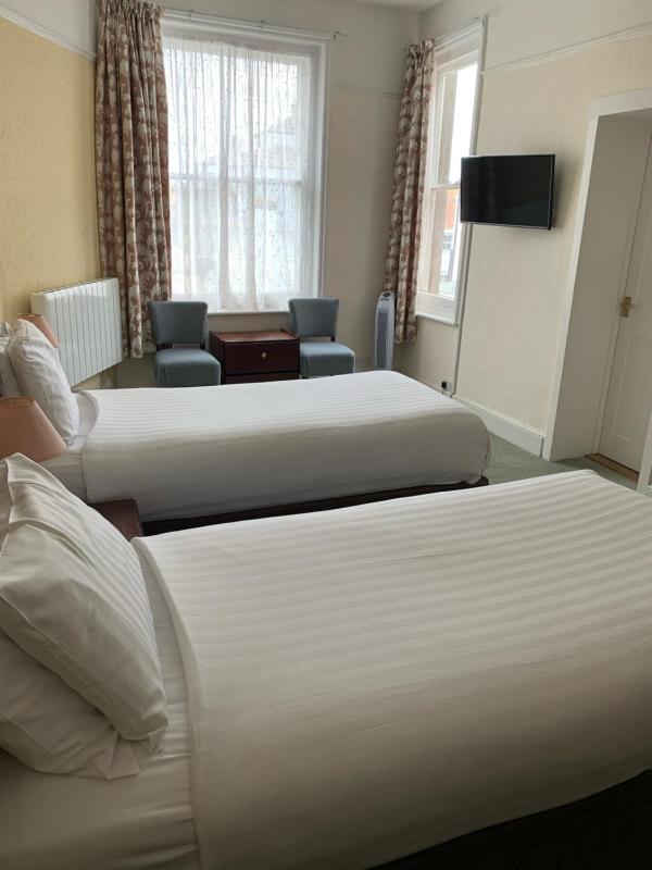 Twin Room image 4