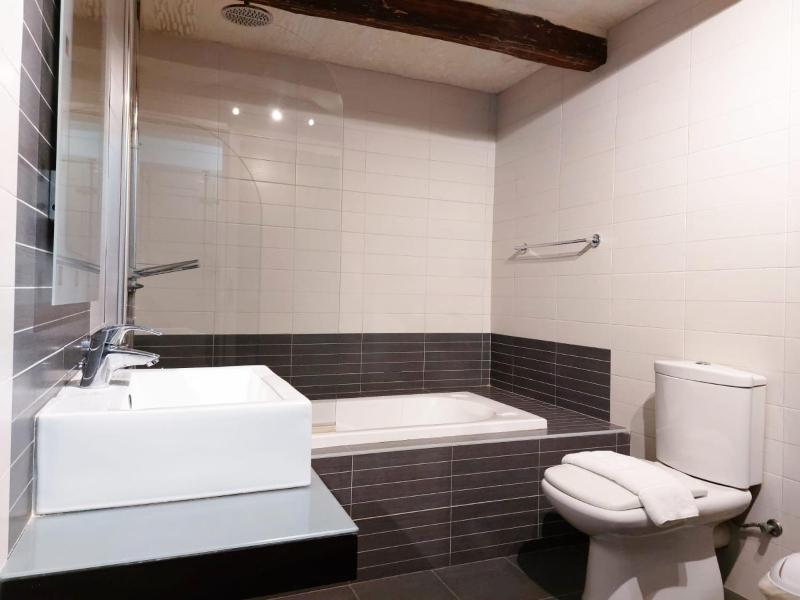 Junior Suite with Balcony image 2
