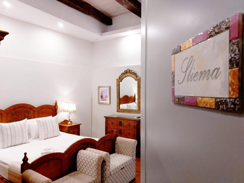 Junior Suite with Balcony image 4