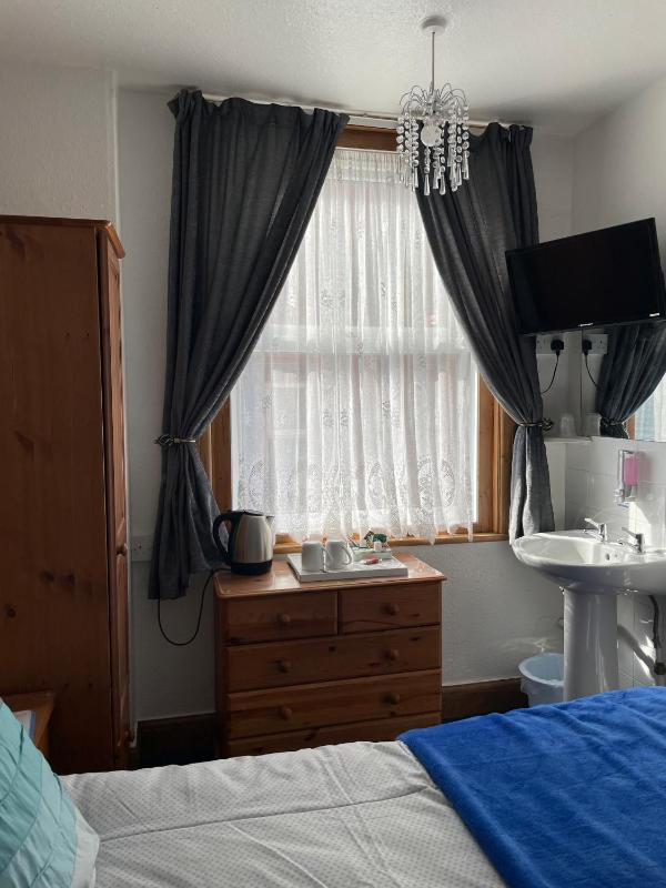 Whiteways Guest House - image 2