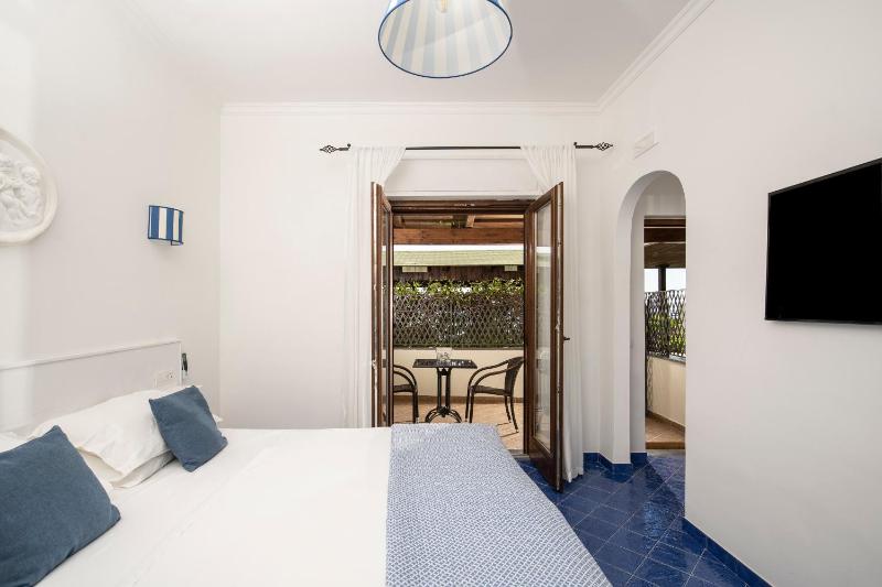 Standard Double Room image 2
