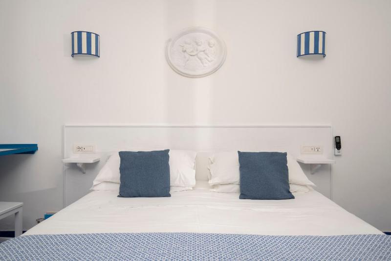 Standard Double Room image 3