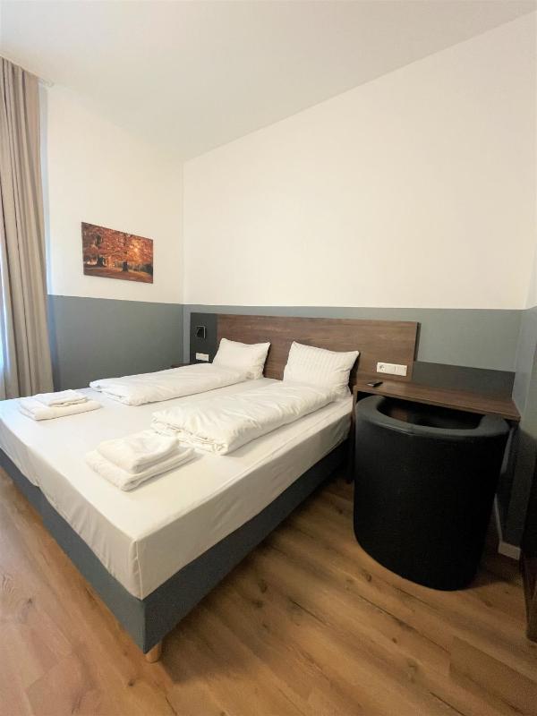 Double Room image 3