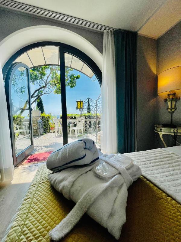 Romantic Double Room with Balcony and Lake View image 3