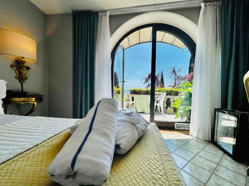 Romantic Double Room with Balcony and Lake View image 4