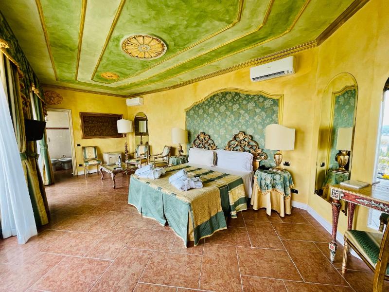 Suite with Terrace and Lake View image 4