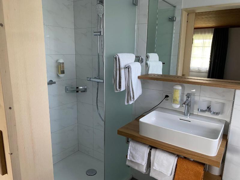Standard Double Room image 3