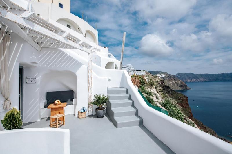 Standard Cave Villa with Hot Tub and Caldera view image 3