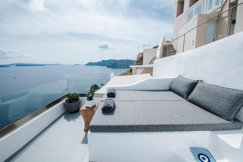 Standard Cave Villa with Hot Tub and Caldera view image 2